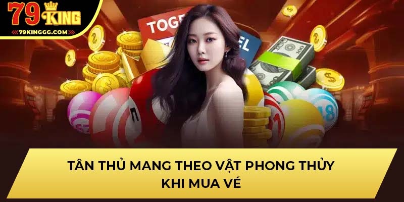 Tân thủ mang theo vật phong thủy khi mua vé